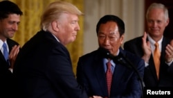 川普(左)較早前與郭台銘(中)握手