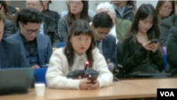 在英國的“中國異見者網絡”（China Deviants）執行長倪沛晴在聽證會上發言。 (攝影：美國之音鄭樂捷)