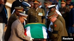 三天瞻仰遗容结束后，曼德拉的灵柩被抬出比勒陀利亚的联合大厦 2013年2月13日