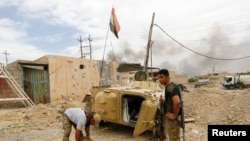 摩苏尔西部的伊拉克快速反应部队成员为作战行动做准备。（2017年5月16日）