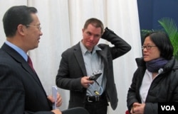 資料照：時任路透社記者的儲百亮(中)和時任美國之音記者的何宗安(右)與中國外交部官員馬朝旭交談。