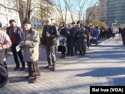 人們手持蠟燭和鮮花，排起長隊等待宣讀遇難者的姓名(美國之音白樺拍攝)