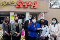 由联邦众议员赵美心率领的代表团在一家发生枪击的亚特兰大按摩店前对媒体讲话（美国之音记者文灏拍摄）