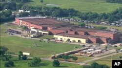 视频截图显示美国德克萨斯州圣达菲（Santa Fe）高中校园（2018年4月18日）