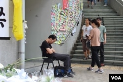 一位疲憊的抗議者坐在椅子上睡著了（美國之音記者申華拍攝）