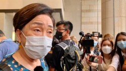 民主黨前主席劉慧卿到法庭旁聽民主派初選47人案提堂，她批評控方未有足夠證據就提出檢控，令其中36名被告未審先囚，對各被告不公平。(美國之音 湯惠芸拍攝)