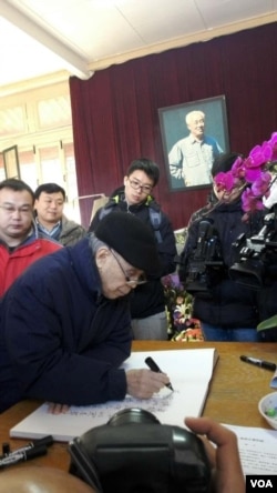 炎黄春秋前社长杜导正在赵紫阳吊唁簿上题字 (2016年1月17日俞梅荪拍摄)