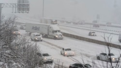 美國首都環城高速公路位於馬里蘭州的某路段因大雪而路滑。(2021年1月3日)