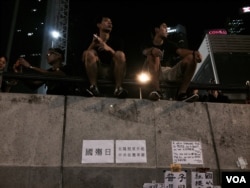 佔領中環金鐘集會現場，有示威者貼上諷刺中國國慶日的標語。（美國之音湯惠芸攝）