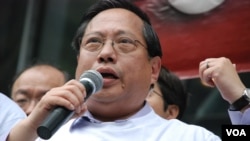 民主黨立法會議員何俊仁表示，絕食行動是佔中的前奏，有如劃起第一枝火柴。 (美國之音 湯惠芸拍攝)