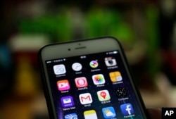 谷歌Gmail应用显示在一款智能手机上。（12/29/2014）