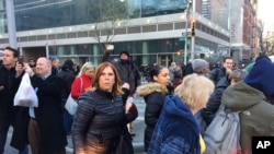 紐約行人經過爆炸事發地點