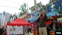 支聯會成員張文光在維園年宵市場呼籲參觀人士捐款支持興建永久六四紀念館 (美國之音湯惠芸拍攝)