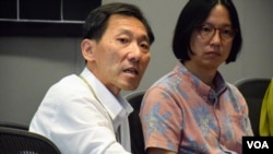 香港一地兩檢關注組副召集人姚松炎 (左)(美國之音特約記者 湯惠芸拍攝 )