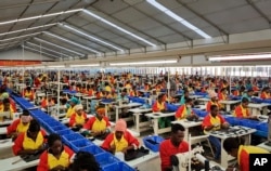 2017年1月5日，埃塞俄比亚的工人在首都亚的斯亚贝巴中国华坚公司的一家工厂内制鞋。美联社提供。