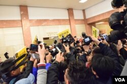 大批記者爭相拍攝林鄭月娥引起混亂。（美國之音湯惠芸攝）