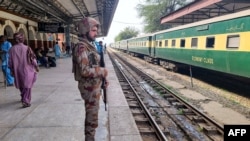 ທະຫານຢືນຍາມຢູ່ທີ່ສະຖານີລົດໄຟໃນເມືອງຊີບີ ຂອງແຂວງບາໂລຈິສຖານ ທາງພາກຕາເວັນຕົກສຽງໃຕ້ ເມື່ອວັນທີ 12 ມີນາ 2025 ໃນລະຫວ່າງປະຕິບັດການດ້ານຄວາມປອດໄພ ຕໍ່ພວກຫົວຮຸນແຮງ ນຶ່ງວັນຫລັງຈາກໂຈມຕີແລ້ວຈີ້ເອົາຜູ້ໂດຍສານເປັນໂຕປະກັນ.