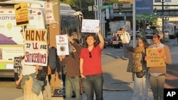 參加“佔領巴爾的摩”的美國民眾在街頭手持標語