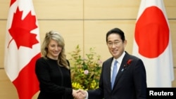 2022年10月13日，日本首相岸田文雄在東京會見來往的加拿大外長喬美蘭。