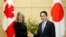 2022年10月13日，日本首相岸田文雄在東京會見來往的加拿大外長喬美蘭。