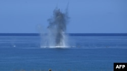 美菲兩國海軍陸戰隊在呂宋島西北拉瓦格舉行針對假想「入侵」軍隊的實彈演習。（2024年5月6日）