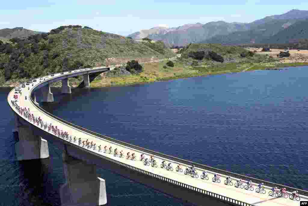 加州的 Twitchell 水库，长桥卧波，自行车比赛选手列队骑过大桥（2017年5月16日）。加州现行的最低工资是每小时10美元50美分，2018年提高到11美元，然后每年一月提高一美元，直至2022年，除非州长因经济衰退推迟最低工资上调。加州的最低工资升至15美元后，将随通货膨胀率上调 &nbsp;