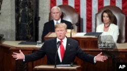 特朗普總統在華盛頓國會山舉行的國會聯席會議上發表國情咨文演講，副總統彭斯和眾議院議長南希·佩洛西，加州民主黨人觀看。(2019年2月5日)。