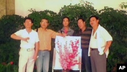 中國貴州省民主人士給民主黨派送“花瓶”