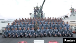 2018年4月12日，中國國家主席習近平在長沙號驅逐艦上閱兵，同中國人民解放軍海軍軍人合影留念。