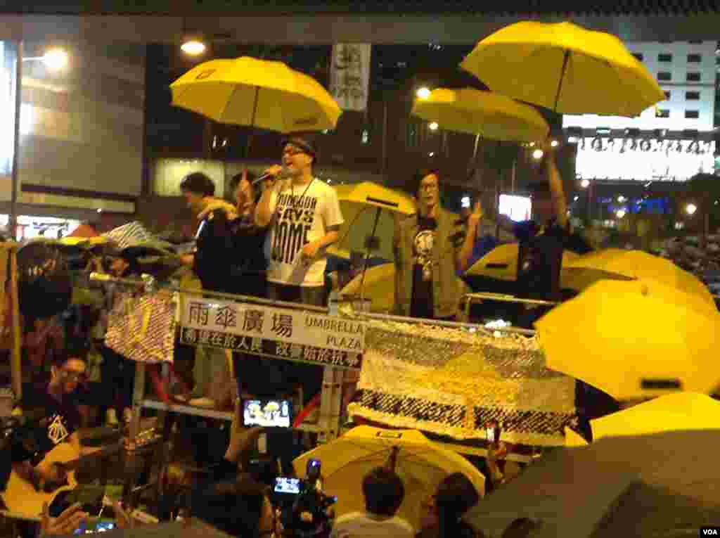 萬人雲集金鐘佔領區紀念佔領運動滿月 (美國之音圖片/海彥拍攝 ) 