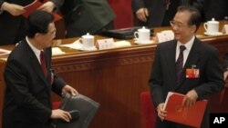 胡錦濤與溫家寶14日在人大會議上對視微笑