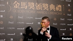 中國著名導演馮小剛2016年11月26日在台北獲第53屆金馬獎最佳導演獎。