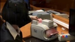 2015-12-01 美國之音視頻新聞: 中國稱人民幣加入SDR後不會貶值