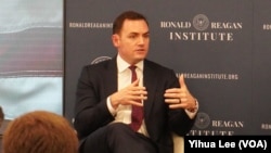 國防科技公司Palantir國防項目負責人、前共和黨聯邦眾議員麥克·加拉格爾出席羅納德·里根基金會活動。(美國之音記者李逸華拍攝，2025年3月5日)