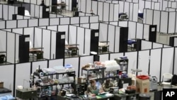 士兵们在西雅图百联野外活动中心的一个军事区的重症监护区护理站工作（2020年4月5日）。