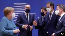 德國總理默克爾（左）與歐盟領導人聚集在布魯塞爾參加歐盟峰會。（2020年10月1日）