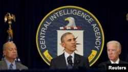 2016年4月13日美國總統奧巴馬(中)在中情局總講話。 左邊是國土安全部部長約翰遜，右邊是副總統拜登。