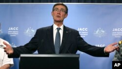 休斯頓4月14日在珀斯舉行的記者會上