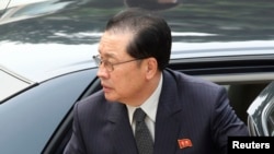 Pria etnis Kirgis membawa burung elang, berpartisipasi dalam lomba berburu di Xinjiang, provinsi Uighur, China.