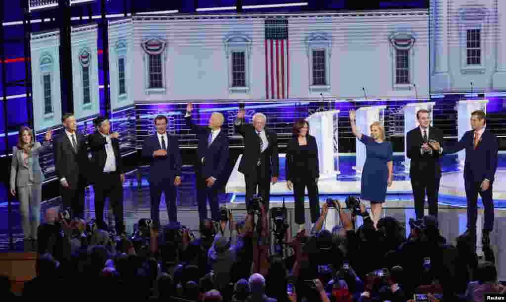 27 июня 2019 года. Байден вместе с участниками дебатов среди кандидатов в президенты от Демократической партии. Впоследствии большинство из них выбыли из гонки, поддержав кандидатуру Байдена. Некоторые &mdash; например, Камала Харрис и Питт Буттиджич &mdash; вошли в администрацию Байдена.