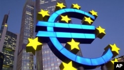 在德国法兰克福的欧洲中央银行前的欧元标志