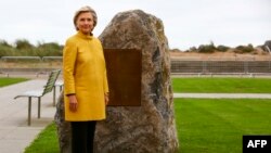 美国前国务卿希拉里·克林顿站在南威尔士一所大学的纪念石旁边，她得到这所大学的荣誉博士学位（2017年10月14日）。