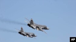 俄羅斯兩架蘇-24軍機在波羅的海一艘美國軍艦附近飛行。(2016年4月12日)