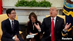 2018年二月二日，脫北者池成浩(左）在白宮和總統特朗普會面。