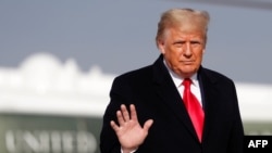 資料圖：特朗普總統在安德魯斯空軍基地登上空軍一號前揮手示意（2020年12月12日）