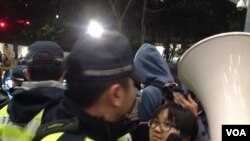 香港大學罷課學生在校委會例會外抗議