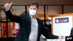 智利總統當選人鮑里斯在星期天的總統決選中投票。