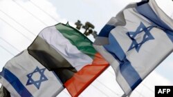 以色列沿海城市內坦亞路邊的以色列和阿聯酋國旗隨風飄揚(2020年8月16日資料照片)