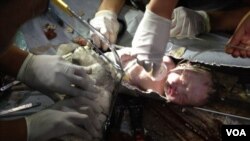 中國一新生男嬰被從下水道救起(視頻截圖)