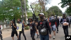 緬甸民眾4月3日在仰光街頭遊行，抗議軍人統治。